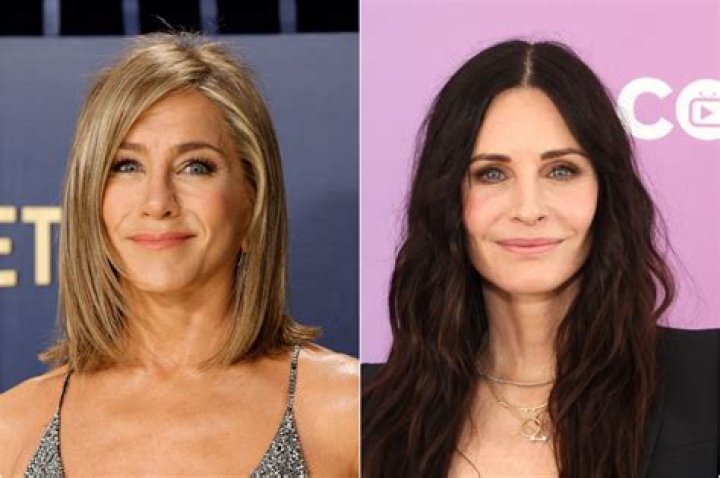 Jennifer Aniston, Courteney Cox Goof Around on the Red Carpet: Photos