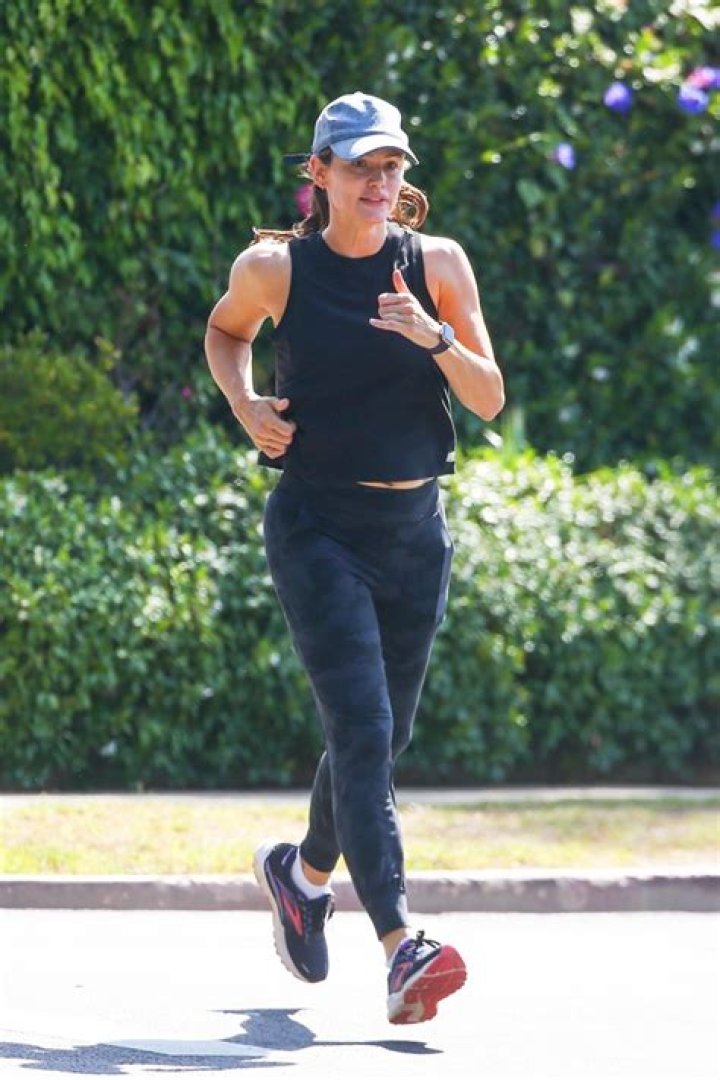 Jennifer Garner Swears By This Workout App, Trainer Simone De La Rue Says