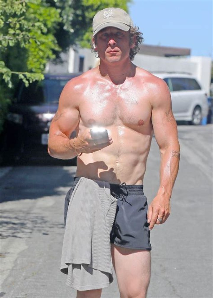 Jeremy Allen White: Exploring His Height And Career Journey