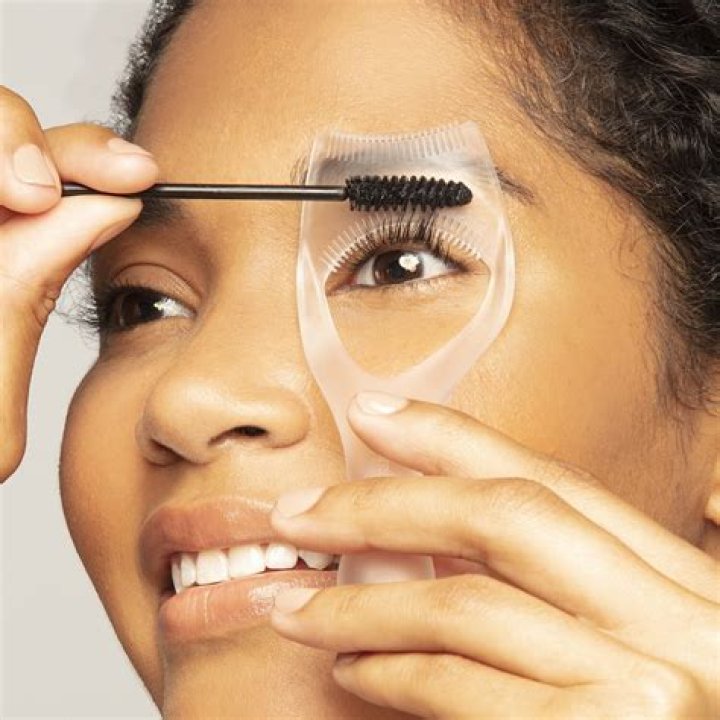 Jessica Alba Uses This Tweezerman iLashComb to Define Her Lashes