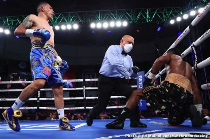 Josh Warrington vs Mauricio Lara 2 LIVE RESULTS: Fight STOPPED as NO CONTEST draw after Lara huge cut under eye - latest