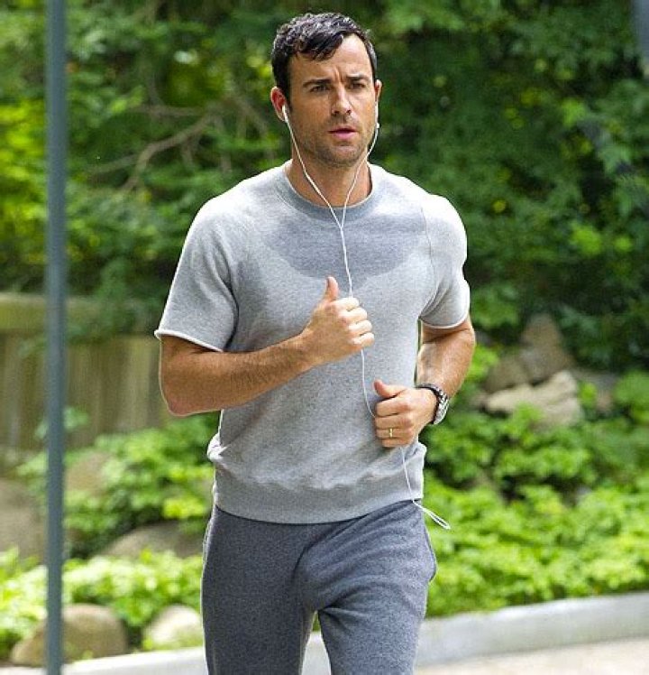 Justin Theroux No Underwear Jogging Pictures: Actor Channels Jon Hamm