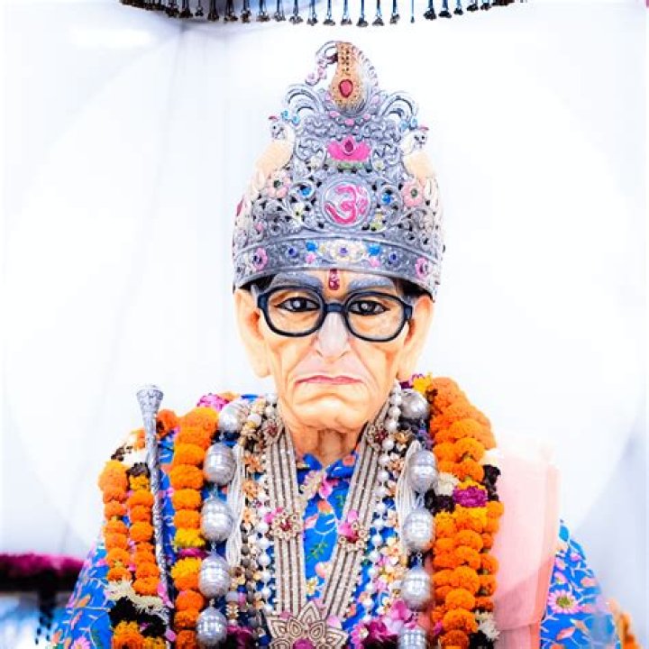 A Baba of Kanpur is very viral these days. He claims divine power.