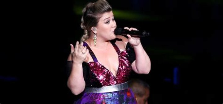Kelly Clarkson surprises Las Vegas street performer with impromptu duet: ‘Are you f—ing kidding me?’