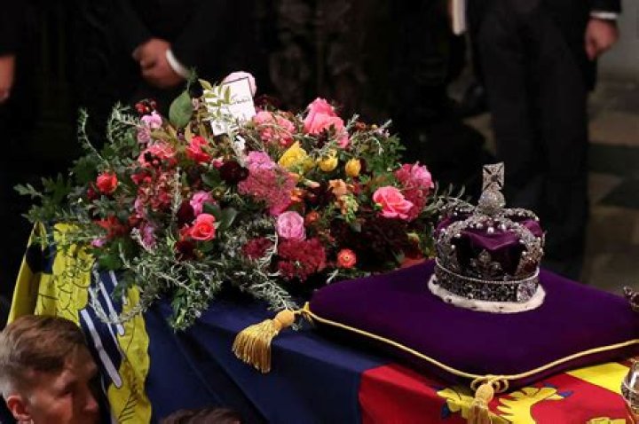 King Charles III Picked Wreath, Wrote Letter for Queen’s Casket