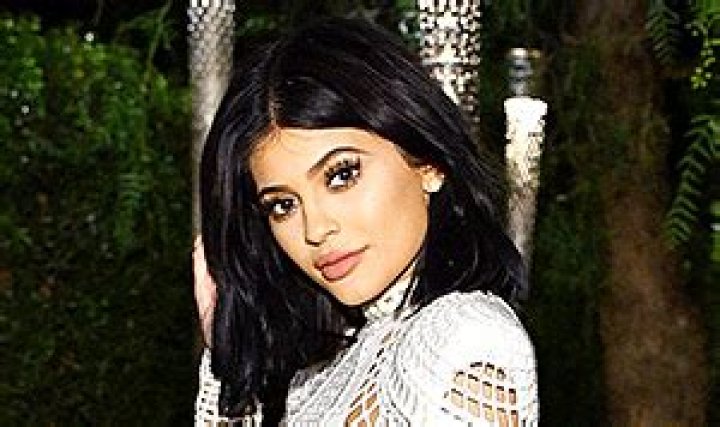 Kylie Jenner Glows With Barely There Makeup for "No Filter" Selfie
