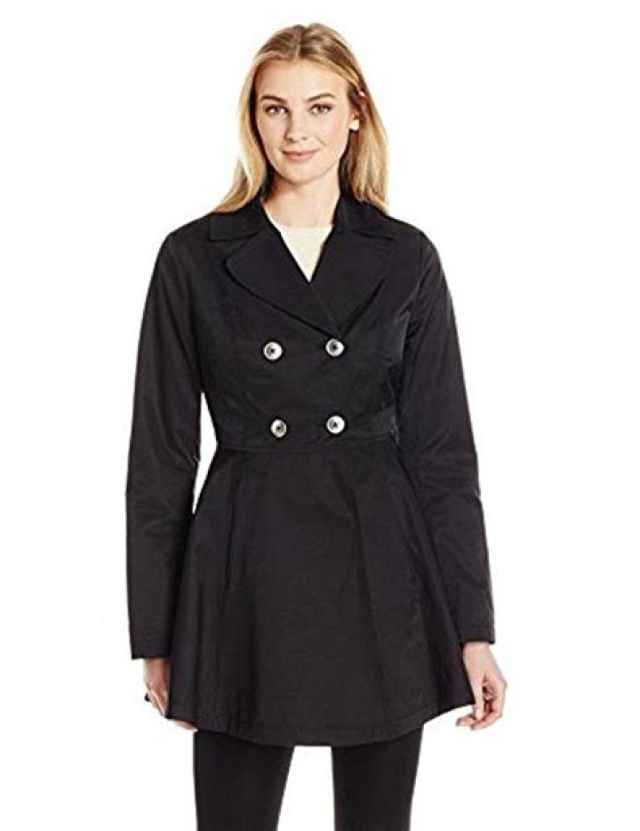 Lark & Ro Mega-Sleek, Modern Trench Is a Multi-Seasonal Must-Have