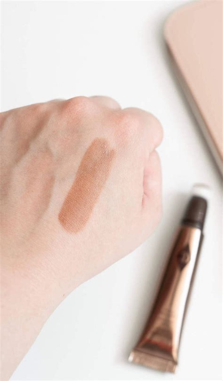 Channel Lily James' Golden Globes Glam With This Contour Wand