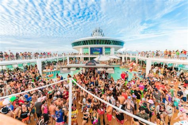 Man Swims Nonstop for Over 51 Hours From California in World First