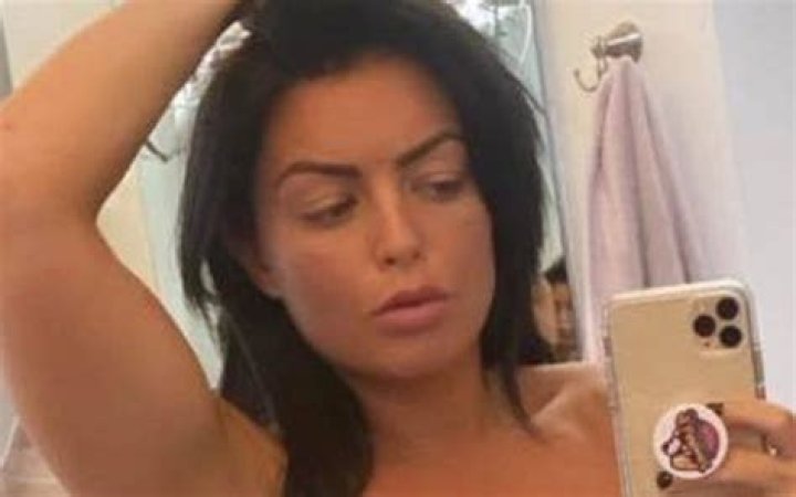 Mandy Rose Drops Motivating & Revealing Bathroom Selfie