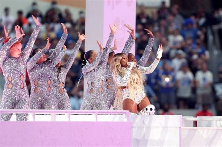 Mary J. Blige Super Bowl 2022: Beauty, Fashion Details 