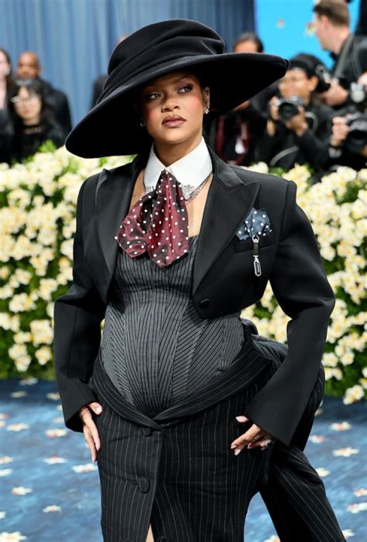 Pregnant Rihanna's statue sits at Metropolitan Museum of Art, see pic – India TV