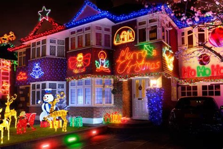 Mum claims flashing Christmas lights are tacky while others brand them ‘the work of the devil’ in fiery festive debate – The US Sun