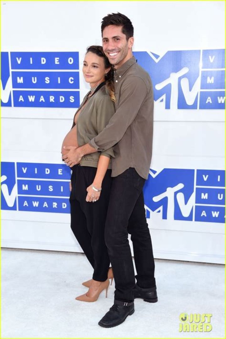 Nev Schulman’s Pregnant Fiancee Flaunts Baby Bump in Naked Pic