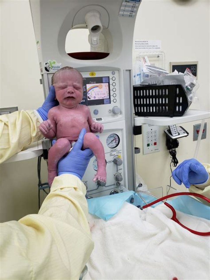 OMG! Indian-origin doctor helps deliver baby at 35,000 feet – India TV