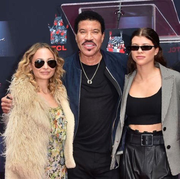 Nicole and Sofia Richie Cheer as Dad Lionel Richie Performs