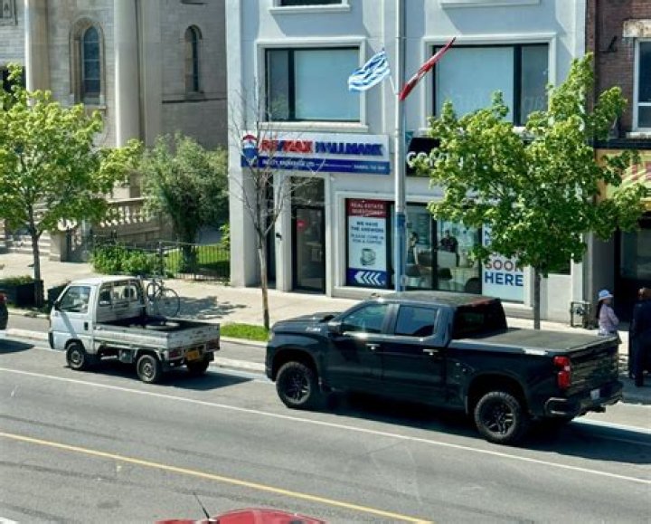 Mindboggling optical illusion of 2 trucks leaves drivers baffled as they can't figure out how they have same bed length