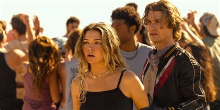 Outer Banks’ Madelyn Cline Says Season 1 Rain Kiss Wasn't Planned