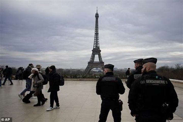 One dead, two injured after assailant attacks passersby near Eiffel Tower