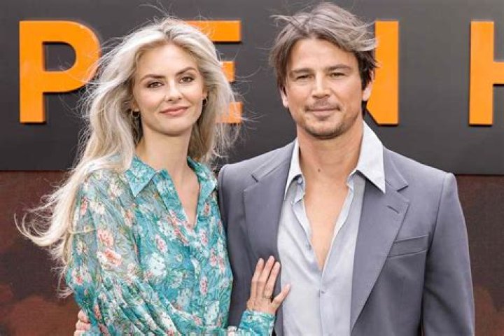 PIC: Amanda Seyfried, Josh Hartnett Take Romance Public!