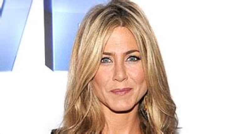 PIC: Jennifer Aniston Flashes Lacy Black Bra at Five Premiere