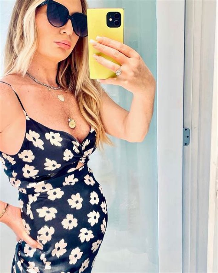 Pregnant Kate Chastain's Baby Bump Album Ahead of 1st Child: Photos