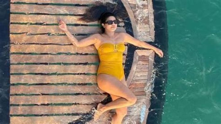 Priyanka Chopra sets internet on fire in yellow swimsuit, gives 'Dostana' vibes with water scooter ride – India TV