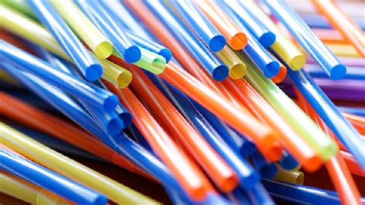 Reddit Users Debate the Number of Holes a Straw Has