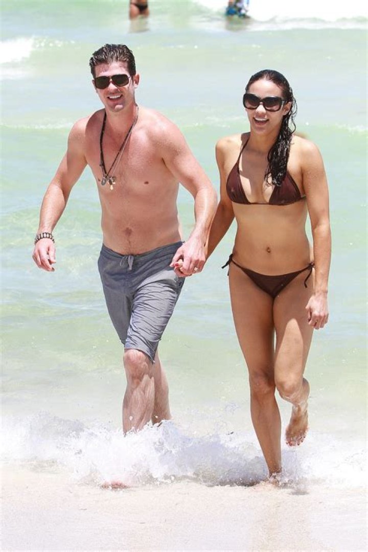Robin Thicke, Paula Patton Family Vacation: Singer Posts Bikini Pic