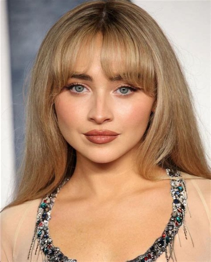 Alluring Gaze: Unveil The Enchanting Beauty Of Sabrina Carpenter's Face
