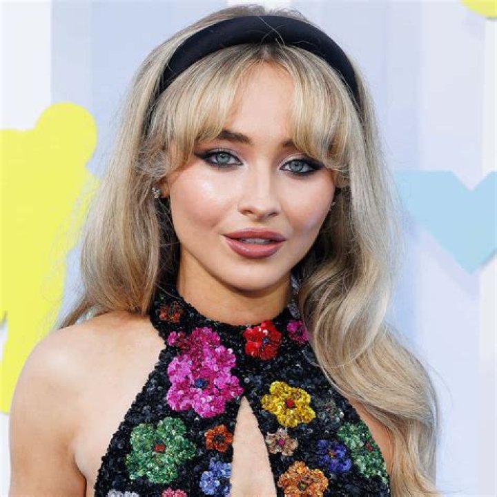 Sabrina Carpenter Weight: Understanding Her Fitness Journey And Lifestyle Choices