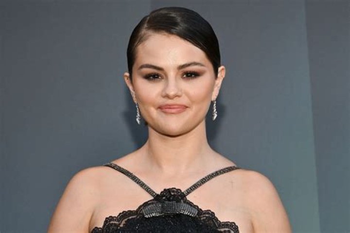 Selena Gomez Crushing on Drake: "Don't Have a Big Enough Butt" For Him
