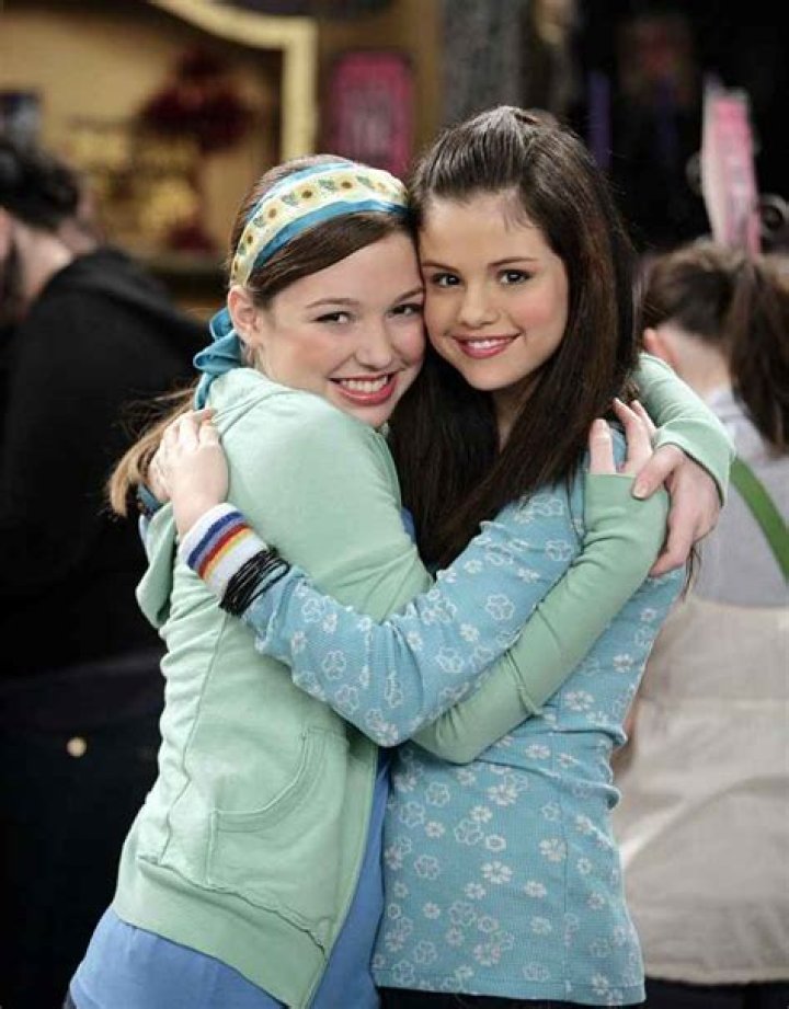 Selena Gomez, Jennifer Stone Redo 'Wizards of Waverly Place' Rap
