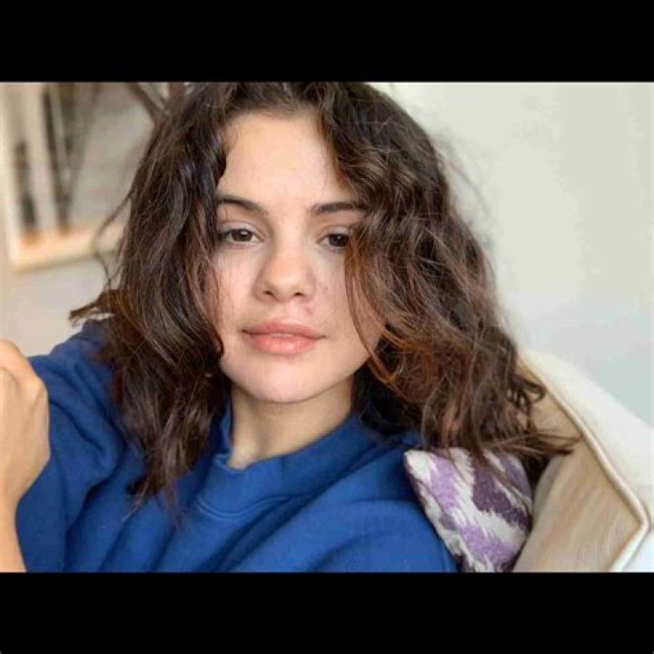 Selena Gomez Shows Off a Fresh Face and Her Natural Curls: Pics