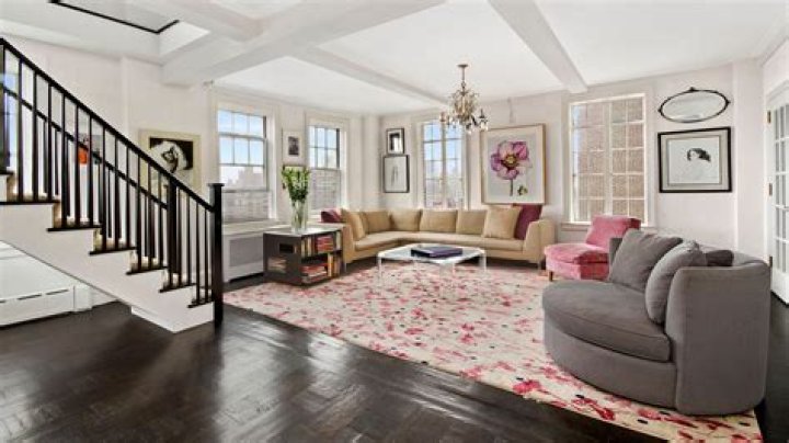 Discovering Seth Meyers' Apartment: A Glimpse Into The Comedian's Cozy Abode