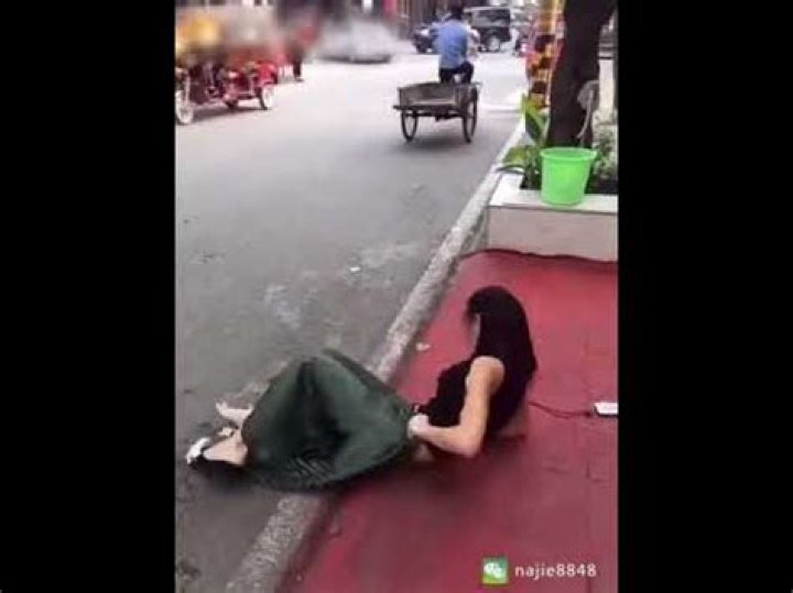 Unexpected Twists: The Skirt Accident That Captivated Everyone