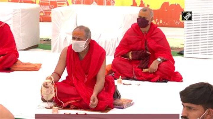 Saints perform 'hawan', chant mantra in Kurukshetra