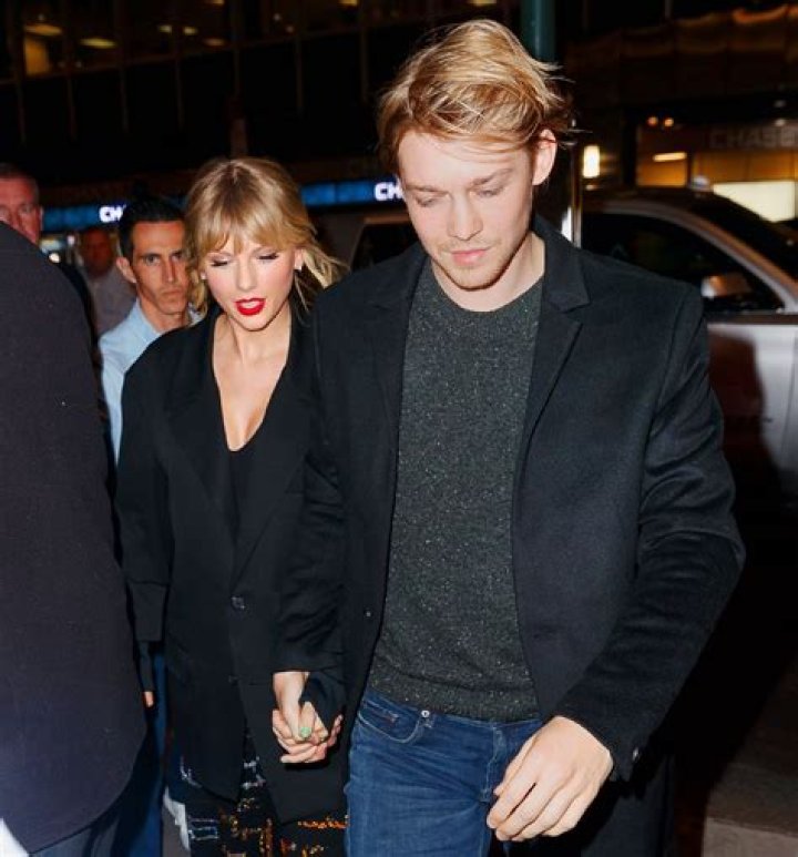 Taylor Swift Hints at Buying a London House With Joe Alwyn on TTPD