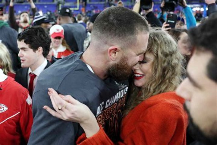 Taylor Swift Kisses Random Guy During Nelly Performance: Photo
