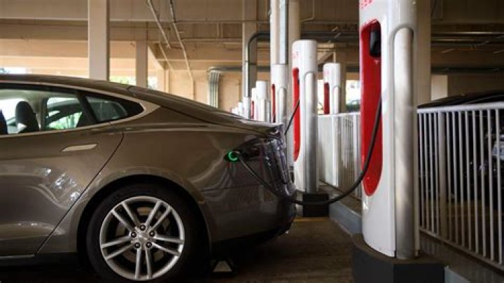Tesla owner left stranded when his car refuses to charge in freezing temperatures & everyone is saying the same thing