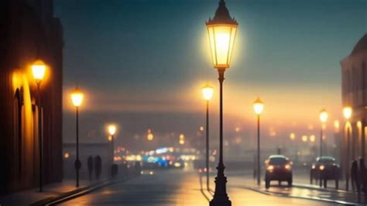 WATCH: Instagram model hits lamp post video, sparks reactions on twitter