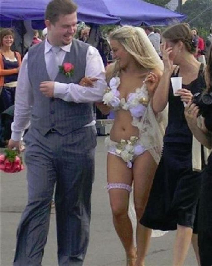 When Wedding Pics Go Wrong: Hilarious And Cringe-Worthy Moments