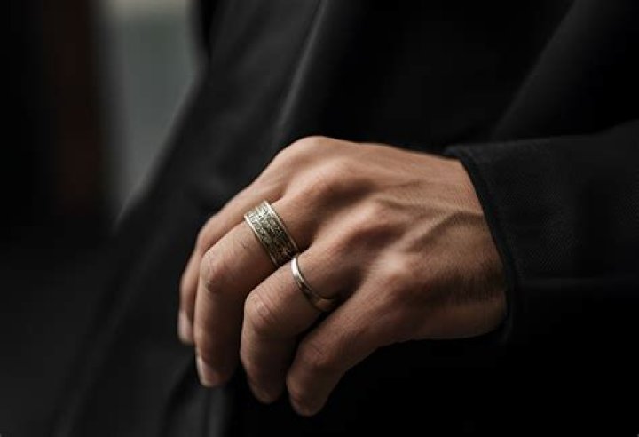 Quick Answer: What Does It Mean When A Man Wears A Black Ring On His Right Ring Finger