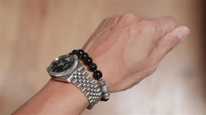 Quick Answer: What Hand Do You Wear An Obsidian Bracelet On