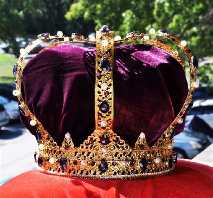 Quick Answer: Where To Buy Senior Crowns