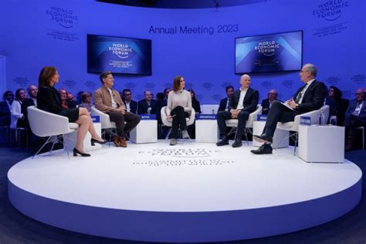 Who is Bloomberg anchor Lisa Abramowicz?