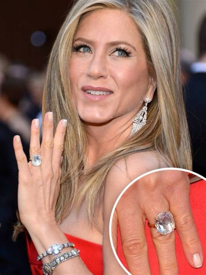PIC: Whoa! See Jennifer Aniston's Massive Engagement Ring from Justin Theroux