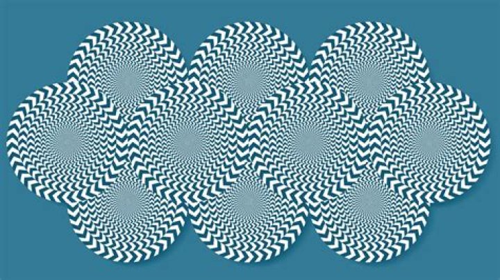 Woman films building 'getting further away' the closer she gets in odd optical illusion