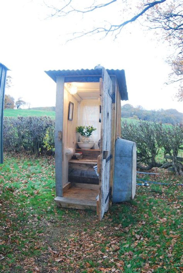Woman creates outside loo in an old TELEPHONE BOX & it’s the most British toilet ever