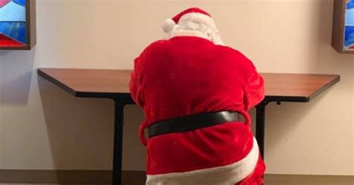 Woman visiting hospital chapel snaps photo of Santa praying to Jesus for the sick kids